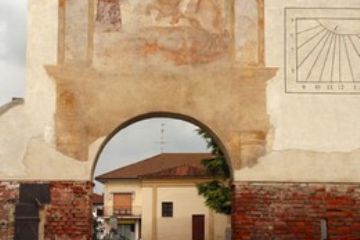 Arco con affresco e meridiana che da accesso al sagrato della parrocchiale (foto di Alessandro Vecchi)